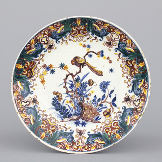 Plat remarquable en faïence polychrome de Delft, style Kakiemon, 18e