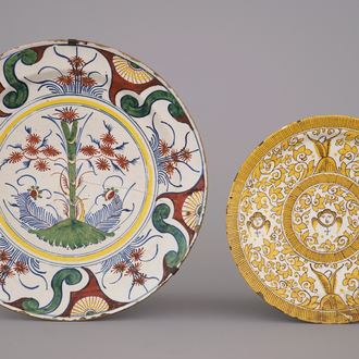 Deux plats en faïence polychrome de Delft, 17e-18e