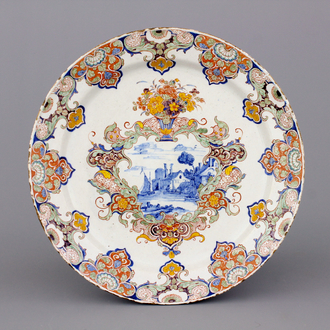 Plat très fin en faïence polychrome de Delft, scène paysage, 18e