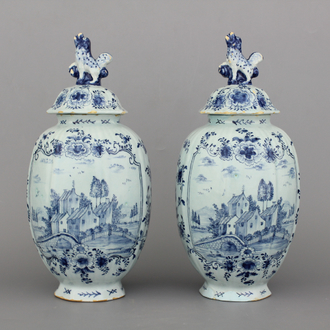 Paire de vases couverts en faïence de Delft, bleu et blanc, 18e