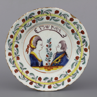 Plat orangiste en faïence polychrome de Delft, décor portrait royal, 18e
