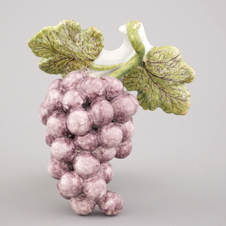 Grappe de raisins en faïence polychrome de Delft, 18e