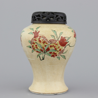 Café-au-lait vaas in Chinees porselein met wucai sanduo versiering, Kangxi, ca 1690