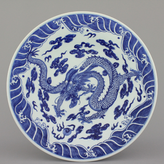 Mooie grote blauw en witte drakenschotel in Chinees porselein, 19e eeuw