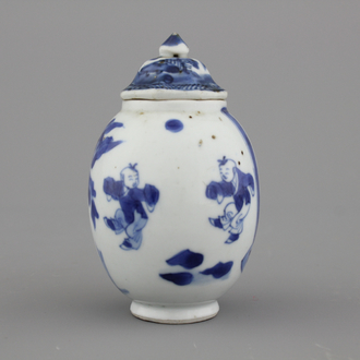 Kleine blauw en witte vaas in Chinees porselein met spelende jongens, Kangxi
