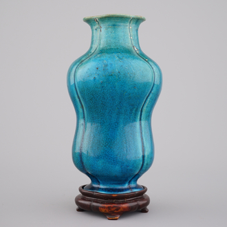 Opmerkelijke Chinese monochroom turquoise vaas op gesculpteerde houten steun, 18e eeuw