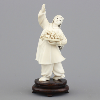 Fijne ivoren sculptuur van een meisje, China, Culturele Revolutie