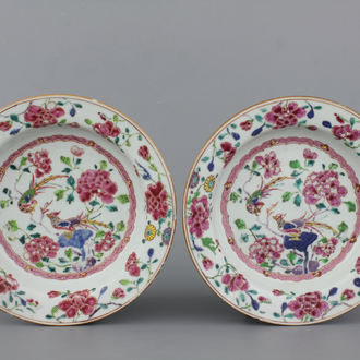 Paar borden in Chinees porselein met vogels, famille rose, 18e eeuw
