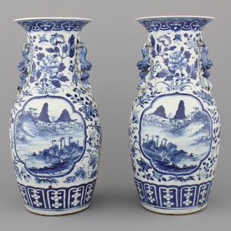Paar blauw en witte vazen in Chinees porselein met landschappen, 19e eeuw