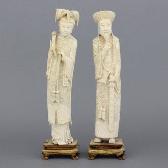 Paar Chinese in ivoor gesculpteerde keizerlijke figuren, 19e-20e eeuw