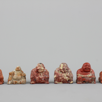 Groep van 6 Chinese boeddhafiguren, gegraveerd in hardsteen, 20e eeuw