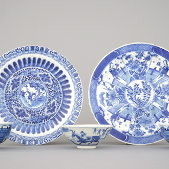 Twee blauw en witte borden en 3 kommen in Chinees porselein, Kangxi en laat Qing-dynastie