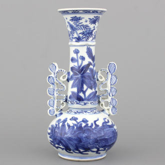 Blauw en witte vaas in Chinees porselein in de stijl van Venetiaans glas, Kangxi