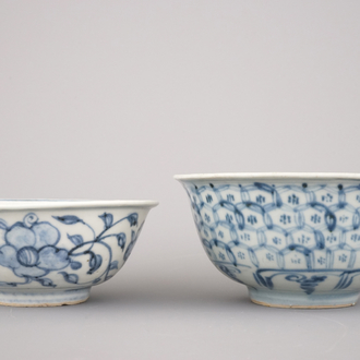 Twee blauw en witte kommen in Chinees porselein, Ming-dynastie