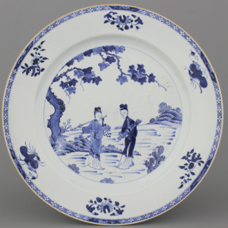 Blauw en witte schotel in Chinees porselein met dames in tuin, Qianlong, 18e eeuw