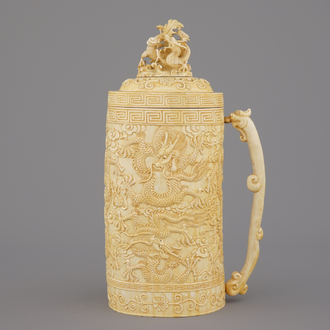 Fijne Chinese gegraveerde ivoren beker met deksel, ca 1900