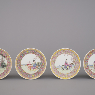 Lot van 4 Chinese borden met dames in tuin, famille rose, 20e eeuw