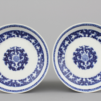 Paar blauw en witte 'taste'-borden in Chinees porselein, waarschijnlijk Guangxu