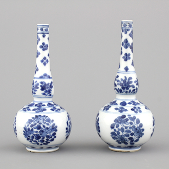 Paar blauw en witte watersprenkelaars  in Chinees porselein, kangxi