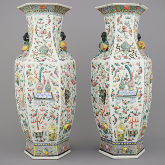 Fijn paar Chinese hexagonale vazen met relïefdecoratie, famille rose, 19e eeuw