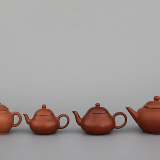 Lot van 4 kleine Chinese Yixing theepotjes, laat Qing, 20e eeuw