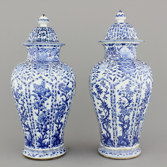 Paar blauw en witte vazen met deksels in Chinees porselein, Kangxi, ca 1700
