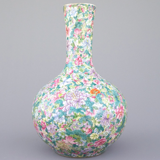 Grote Chinese tianqu ping 'mille-fleurs' vaas, ca 1900