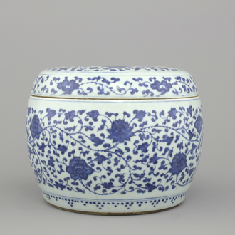 Boîte cylindrique couverte en porcelaine de Chine, bleu et blanc, à décor de lotus, 19e-20e