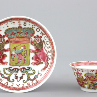 Wapenschild kop en bordje in Chinees porselein met wapenschild van de VOC, gedateerd 1728, Yongzheng