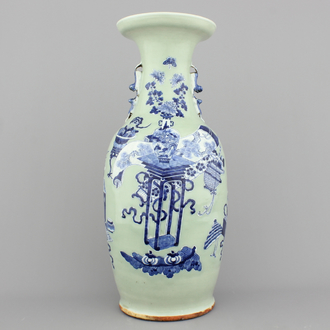 Fijne Chinese vaas met voorwerpen van een geleerde, celadon fond, 19e-20e eeuw