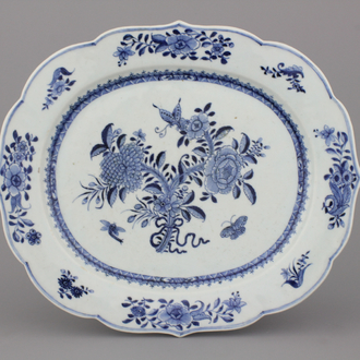 Groot ovalen blauw en wit dienblad in Chinees porselein, Qianlong, 18e eeuw