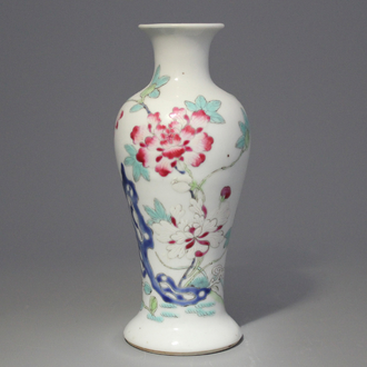 Vaas in Chinees porselein, famille rose, Yongzhen, ca 1720