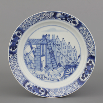 Blauw en wit bord in Chinees porselein met decor van "Oproer in Rotterdam" ('Rotterdam Riot'), Kangxi