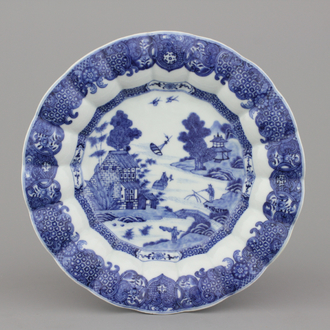 Blauw en wit gelobd bord in Chinees porselein met landschapsdecor