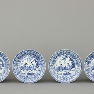 Lot van 4 blauw en witte borden in Chinees porselein met dames in tuin, Kangxi, vroeg 18e eeuw