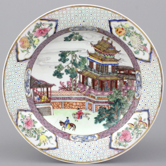 Bord in Chinees porselein met landschap, robijnrode buitenrand, Yongzheng, ca 1725-1730