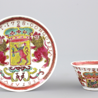 Wapenschild kop en bordje in Chinees porselein met wapenschild van de VOC, gedateerd 1728, Yongzheng