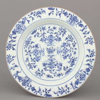 Grote blauw en witte schotel in Chinees porselein met bloemen, Kangxi