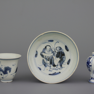 3 blauw en witte voorwerpen in Chinees porselein, Ming-dynastie en Kangxi