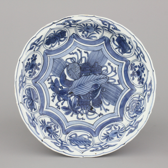 Blauw en wit Wan-Li bord in Chinees porselein, Ming-dynastie, 16e eeuw