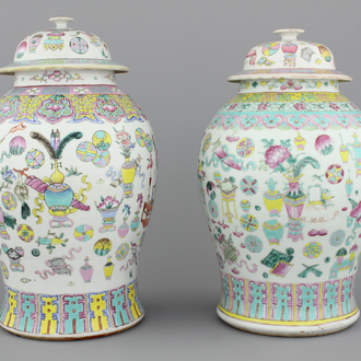 Twee potten met deksels in Chinees porselein met voorwerpen van een geleerde, famille rose, 19e eeuw