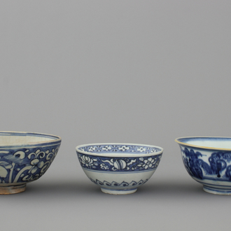 Lot van 3 blauw en witte kommen in Chinees porselein, Ming-dynastie