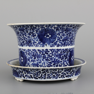Blauw en witte jardinière met steun in Chinees porselein, Qing-dynastie