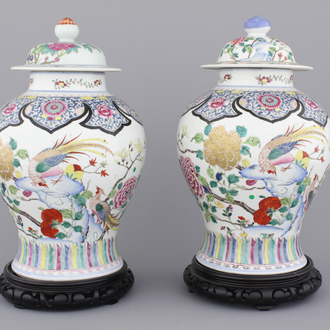 Paar vazen in Chinees porselein met bloemendecor, famille rose, 19e eeuw
