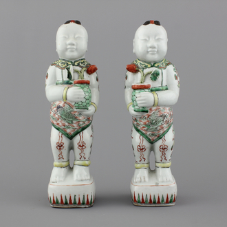 Twee wucai figuren van Hoho-broeders in Chinees porselein, 19e eeuw