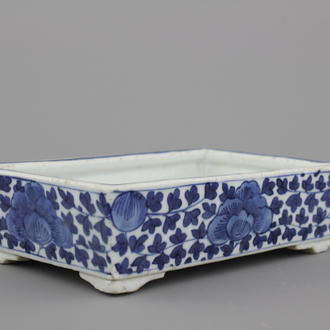 Blauw en witte rechthoekige bonsai kom in Chinees porselein, Qing-dynastie