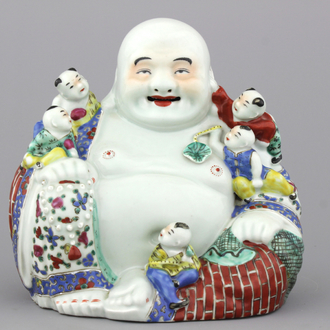 Boeddha met jongens in Chinees polychroom porselein, 19e-20e eeuw
