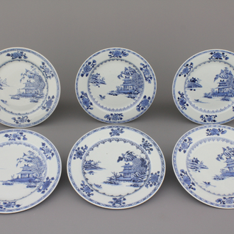 Lot van 6 blauw en witte borden in Chinees porselein met landschappen, 18e eeuw