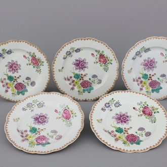 Lot van 5 borden in Chinees porselein met bloemen, famille rose, 18e eeuw
