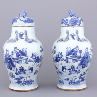 Paar blauw en witte vazen met deksels in Chinees porselein, 19e eeuw